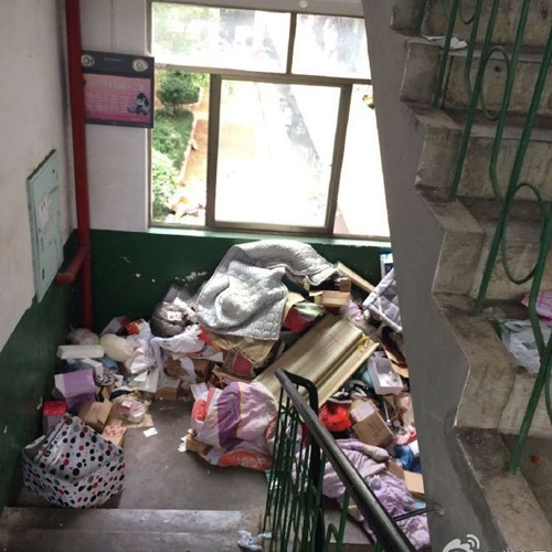 Hiện những hình ảnh ký túc xá bẩn ghê sợ vẫn đang nhận được nhiều bình luận của người dùng mạng.