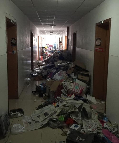 Hình ảnh về núi rác ở ký túc xá cũ của nam sinh Học viện Quản lý Kinh tế ở và đã dọn đi bỏ lại quang cảnh ngập ngụa rác thải, quần áo bẩn, sách báo rách nát chật kín hành lang khiến bất cứ ai cũng cảm thấy sốc nặng.