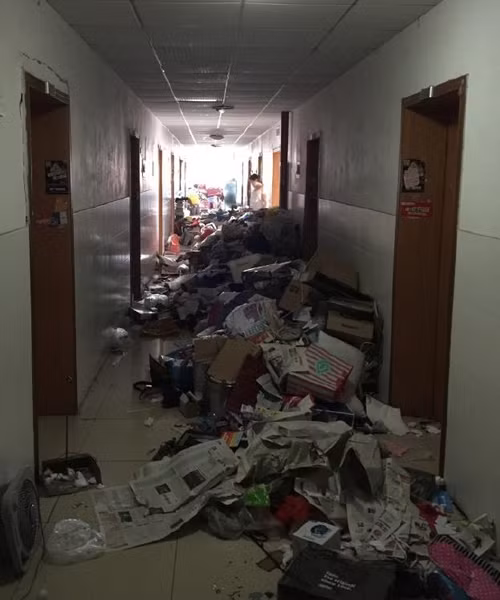 Hình ảnh về núi rác ở ký túc xá cũ của nam sinh Học viện Quản lý Kinh tế ở và đã dọn đi bỏ lại quang cảnh ngập ngụa rác thải, quần áo bẩn, sách báo rách nát chật kín hành lang khiến bất cứ ai cũng cảm thấy sốc nặng.