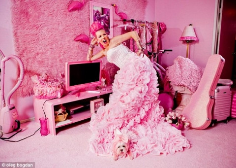 Kitten Kay Sera, 52 tuổi đến từ Hollywood, California cho biết khi toàn bộ đồ dùng nhà bếp được “phủ” toàn bộ màu hồng thì cô chính thức đạt danh hiệu người cuồng màu hồng nhất thế giới.“Màu hồng là cuộc sống của tôi. Việc phối hợp các màu sắc khác nhau không phải là điều đáng bận tâm”, Kitten cho biết.