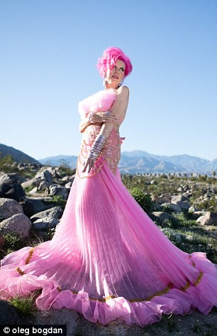 Một ngày của Kitten bắt đầu bằng việc ra khỏi giường, chỉnh lại bộ chăn gối hồng rồi khoác chiếc áo hồng. Sau khi rửa mặt bằng xà phòng màu hồng trong phòng tắm màu hồng của cô cùng giấy vệ sinh màu hồng, Kisses cho chú cún của mình ăn bằng một cái bát hồng.