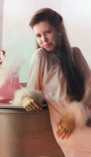 Hiện, Kitten vẫn tiếp tục tìm kiếm những vật phẩm mầu hồng. “Người ta luôn ngạc nhiên trước bộ sưu tập màu hồng của tôi. Tôi có Tivi, DVD, máy tính, điện thoại, máy ảnh, lọ hoa, bàn, ghế, sofa, giường, đồ sành sứ, bát nấu ăn, nồi chảo, miếng xốp món ăn, chân không màu hồng, tủ quần áo màu hồng, piano màu hồng và màu đèn màu hồng. Mọi người liên tục gửi cho tôi mọi thứ màu hồng”. Thậm chí, khi vào viện, Kitten cũng được sử dụng một chiếc áo bệnh nhân màu hồng đặc biệt.