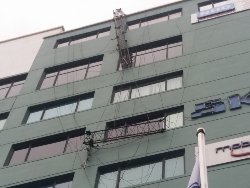 Cột rơi xuống đập vào trong tòa nhà khiến 1 nhân viên thiệt mạng.