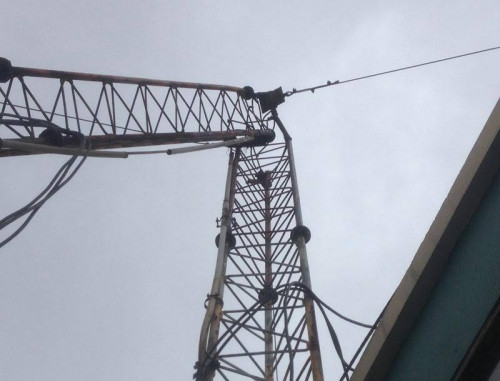 Qua quan sát, cây cột “tử thần” dài khoảng 30 mét, cột khá cũ, sắt bị hoen gỉ. Thời điểm xảy ra sự việc, cột gãy làm 3 đoạn. Một đoạn rơi xuống vỉa hè, hai đoạn va vào cửa kính văn phòng ở tầng 9, 10. Đến chiều nay, cây cột vẫn còn đung đưa trên nóc tòa nhà cùng nhiều dây dợ. Đáng chú ý, trên nóc của nhà hiện vẫn còn một cây cột khác cũng hoen gỉ không kém so với cây cột bị gãy.