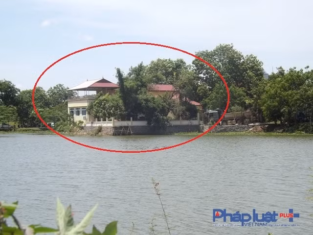 Một công trình đồ sộ, nhô ra mọc ngay trong lòng hồ thủy lợi Quan Sơn.