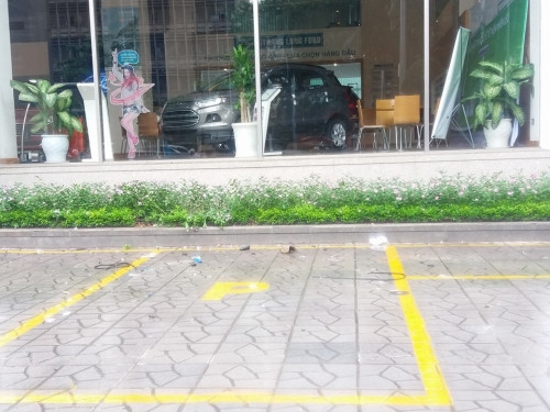 Những mảnh vụn rơi xuống hè đường.