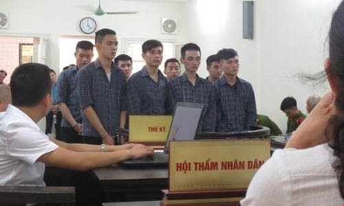 Các bị cáo nghe tuyên án.