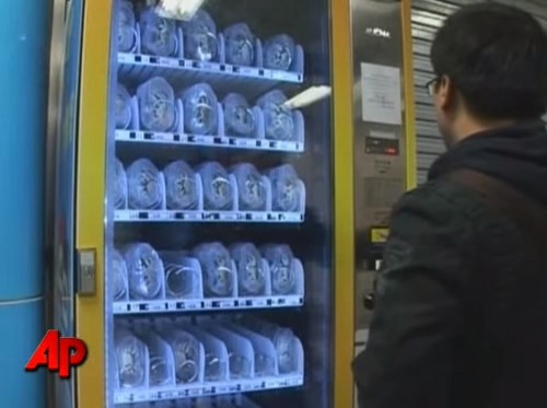 Tại Trung Quốc, người dân còn có thể tìm thấy cua biển sống từ những chiếc máy bán hàng tự động.