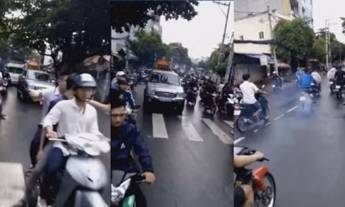 Đoàn người dẫn đầu xe đưa tang gây náo loạn phố (Ảnh cắt từ clip).