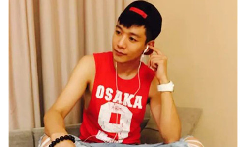 Chân dung chàng ca sĩ điển trai, hát hay.