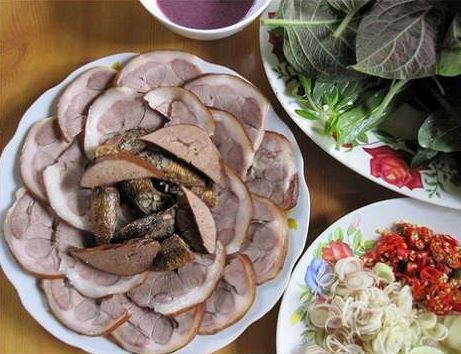 Ăn thịt gà cùng lúc với thịt chó. Thịt gà tính cam ôn, thịt chó, gan chó cũng cam ôn đại nhiệt. Ăn phải hai thứ bị nhiệt sinh ra đi kiết. Nếu uống nước cam thảo sẽ khỏi.