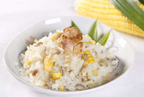 Ăn cùng cơm nếp/xôi. Món xôi gà béo ngậy và thơm ngon từ lâu cũng trở thành món ăn yêu thích của nhiều người. Nhưng bạn không nên ăn 2 thực phẩm này cùng lúc với nhau. Nguyên nhân vì cơm nếp cũng vị ngọt tính ấm nên hai thứ này kết hợp với nhau dễ sinh ra chứng bạch thốn trùng (dân gian gọi là sán dây, sán xơ mít).