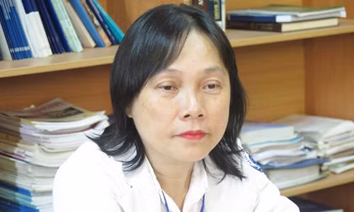 Be gai moi 18 thang tuoi da day thi