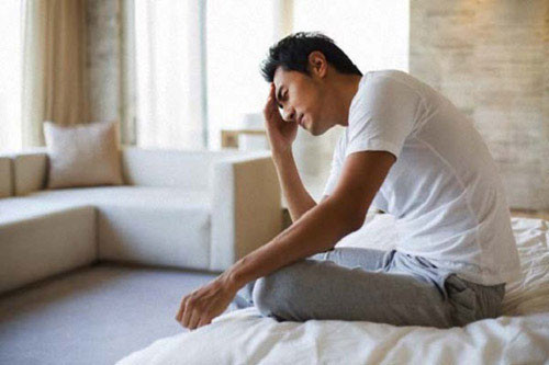 Câu nói của Linh khiến tay Hoàng khựng lại, anh bàng hoàng với những lời nói khủng khiếp vừa thốt ra từ miệng của chính người vợ yêu của mình. (Ảnh minh họa)