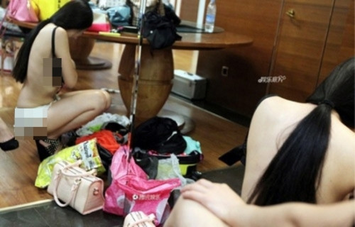 Xon xao mau nu toc vay 