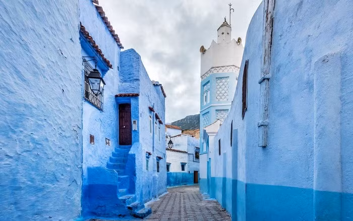 Rue Targui (Ma-rốc) Thành phố Rue Targui nằm trong vùng núi heo hút Chefchouen của Ma-rốc. Đường phố, tòa nhà ở nơi đây được sơn màu xanh da trời đặc trưng. Sau hơn 500 năm đóng cửa không đón du khách, giờ đây bạn có thể chiêm ngưỡng những con ngõ ngập tràn màu thiên thanh và trải nghiệm nét văn hóa của người dân nơi này.