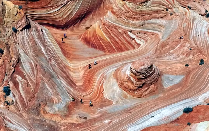 Sa thạch Wave (Mỹ) Nằm trên sườn núi Coyote Buttes thuộc sa mạc Arizona, sa thạch The Wave mang một vẻ đẹp vô cùng kỳ vĩ. Những đụn cát hàng nghìn tỷ năm kết hợp với sự chuyển động và kết tủa của muối canxi tạo nên kỳ quan thiên nhiên hùng vĩ này.