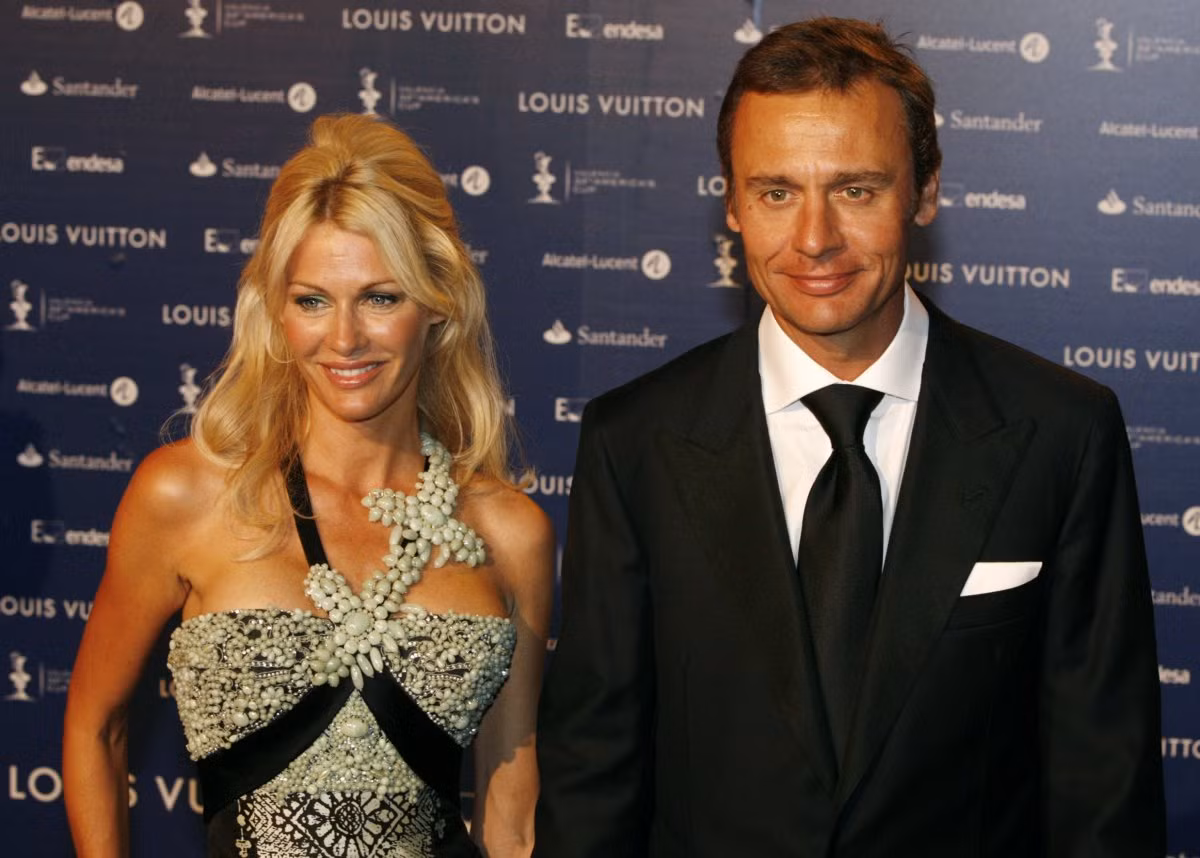 Thành công liên tiếp giúp cô trở thành người phụ nữ giàu có nhất nước Anh ngay trong năm 2000. Thời điểm đó, chồng cô, ông Ernesto cũng là người đàn ông giàu nhất Thụy Sĩ.