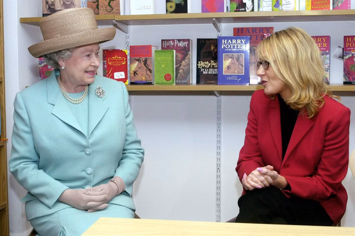 Tổng tài sản của cô (11,5 tỷ bảng Anh) hiện giờ nhiều hơn cả của Nữ hoàng Anh Elizabeth và tác giả của bộ truyện Harry Potter, J.K. Rowling cộng lại.