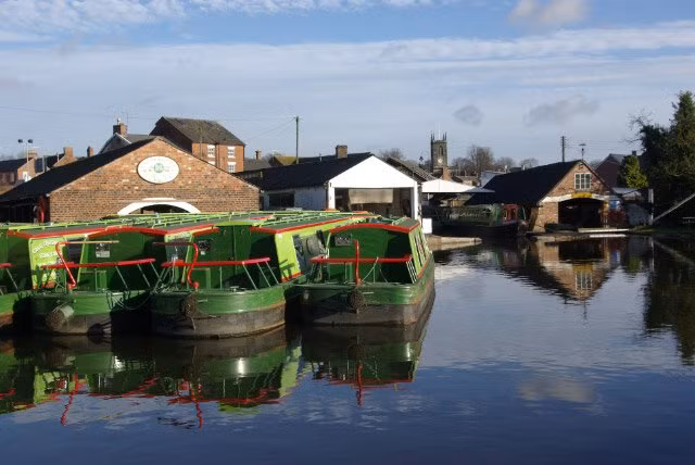 Cô sinh ngày 30 tháng 6 năm 1971 ở Stone, Staffordshire.