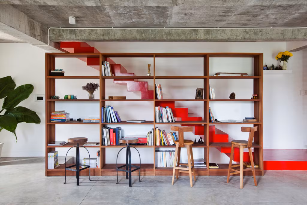 Tủ sách cách điệu giúp cầu thang không cần lan can.