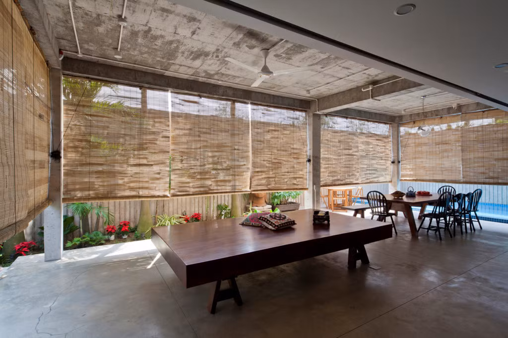 Không gian này còn có hệ thống rèm cuốn tránh nắng.