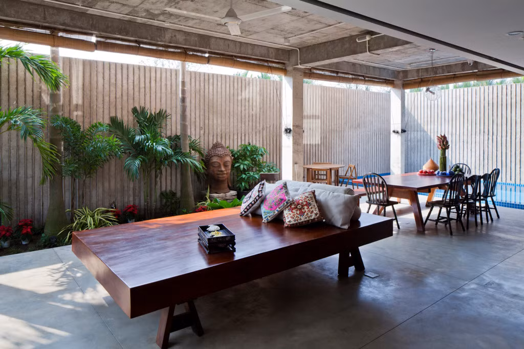 Toàn bộ không gian phòng bếp và phòng ăn được đặt tại khu vực "gầm" nhà với 3 mặt thoáng đãng.