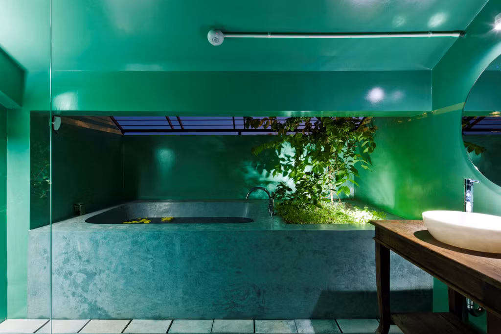 Phòng ngủ áp mái còn có một công trình phụ đi kèm.