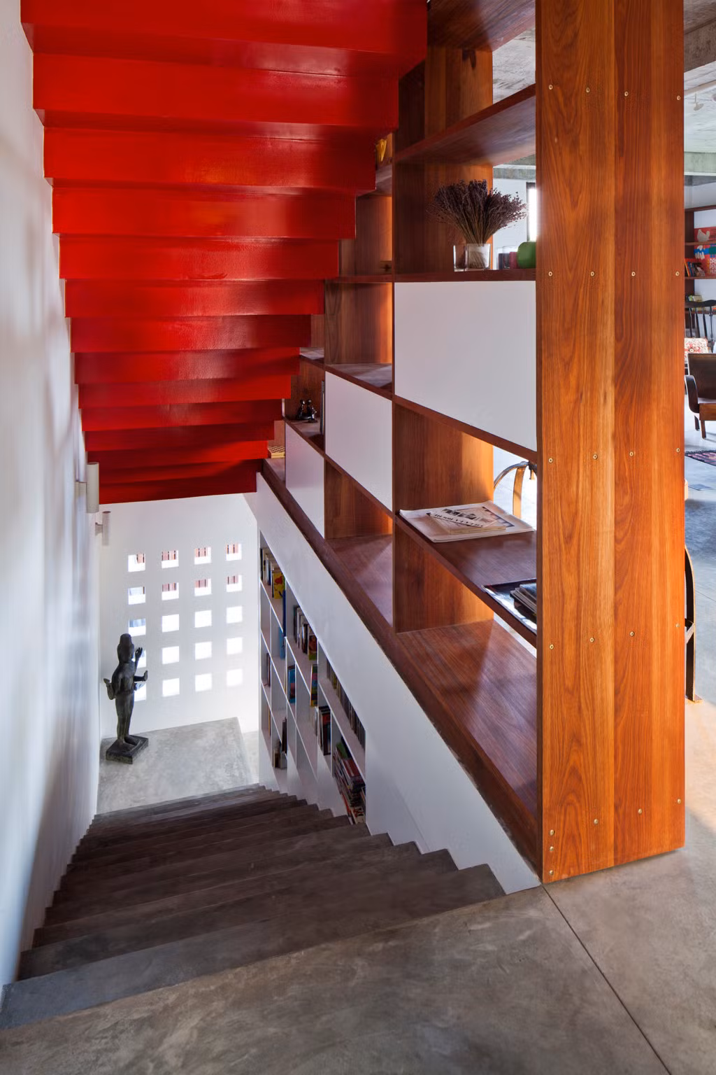 Từ không gian bếp qua một cầu thang sẽ dẫn lên không gian phòng khách.