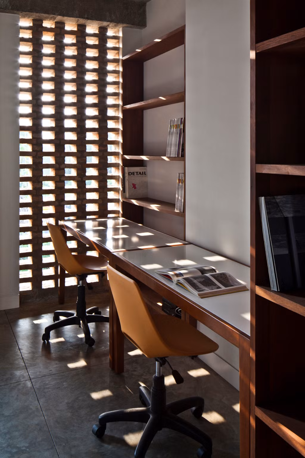 Khu vực bàn làm việc được thiết kế đẹp mắt.