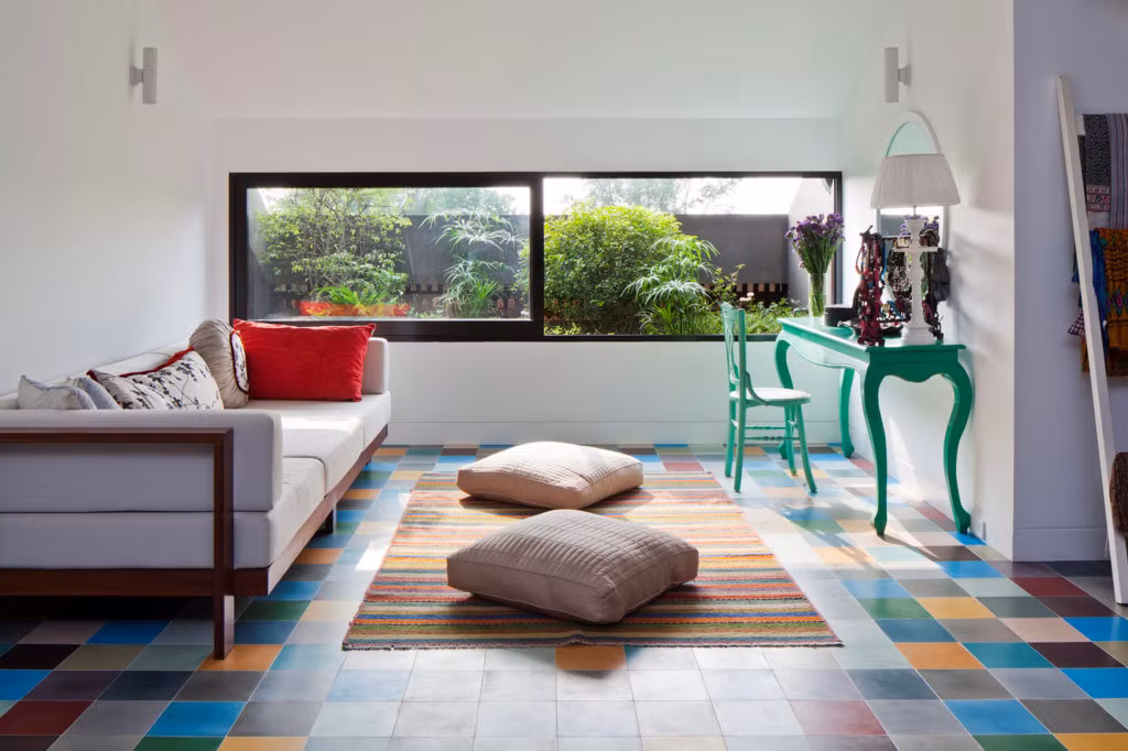 Phòng có cửa sổ lớn nhìn xuống vườn giúp chủ nhân căn phòng gần hơn với thiên nhiên.