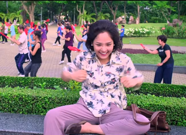 "Em là bà nội của anh" được làm lại từ tác phẩm đình đám Hàn Quốc "Ngoại già đôi mươi" trở thành phim Việt ăn khách nhất với con số 102 tỷ đồng sau hai tháng chiếu rạp.