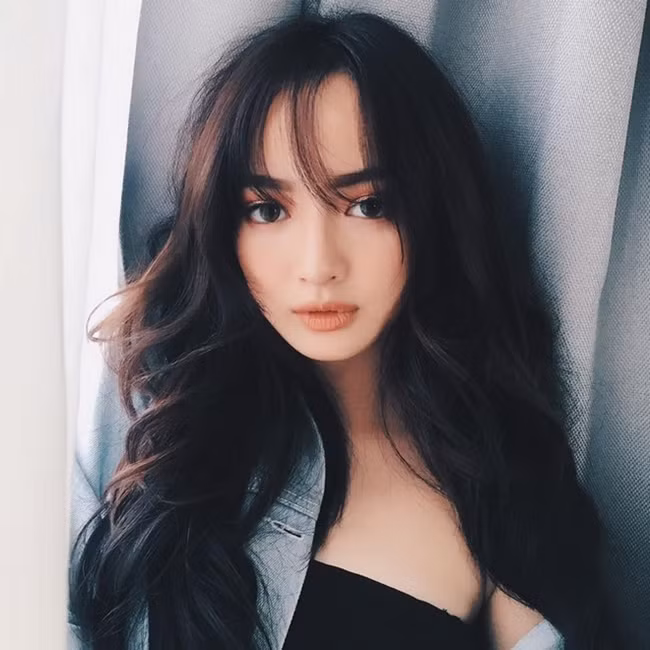 Từ một cô hot girl hát nhép ca khúc "Destiny" của Hồ Ngọc Hà, Kaity giờ đã soán ngôi vị "nữ hoàng phòng vé" điện ảnh Việt của ca sĩ Miu Lê.