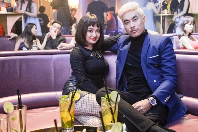 Kaity Nguyễn tên thật là Nguyễn Ngọc Bình Kaity, năm nay vừa 17 tuổi. Cô bé sở hữu gương mặt lai xinh xắn và đôi mắt to tròn. Vẻ bốc lửa của cô nữ sinh 17 tuổi bên cạnh diễn viên đàn anh Kiều Minh Tuấn trong phim.