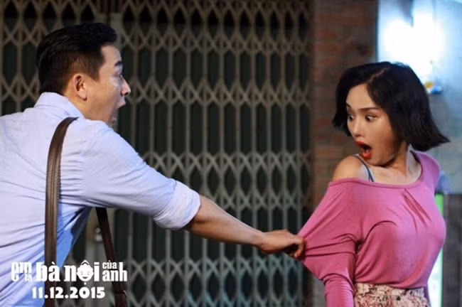 "Em là bà nội của anh" xoay quanh bà Đại (NSƯT Minh Đức), một người khó tính và rất yêu thương cậu con trai độc nhất Quang (Đức Khuê) - một giáo sư đại học. Tuy nhiên, bà lại hay xét nét con dâu (Hồng Ánh). Mệt mỏi vì mẹ chồng khó tính, cô con dâu bị bệnh tim tái phát và phải nhập viện. Thấy bệnh của mẹ tái phát, hai người cháu của bà Đại là Tùng (Ngô Kiến Huy), Nhon (Lều Phương Anh) cùng cha đưa bà vào viện dưỡng lão sống một thời gian để mẹ có thời gian dưỡng bệnh. Buồn rầu vì quyết định của con trai và các cháu, bà Đại tới một tiệm chụp ảnh để chụp ảnh kỉ niệm. Tuy nhiên, phép màu đột nhiên xảy ra biến bà Đại quay lại tuổi đôi mươi. Không bỏ lỡ cơ hội hoàn thành tâm nguyện còn dang dở khi trẻ, bà lấy tên Thanh Nga (Miu Lê) để trở thành ca sĩ chuyên nghiệp. Cô gái Thanh Nga xinh đẹp làm đảo lộn cuộc sống của Mạnh Đức (Hứa Vỹ Văn) - giám đốc sản xuất âm nhạc và Tùng - cháu trai cưng của bà Đại.