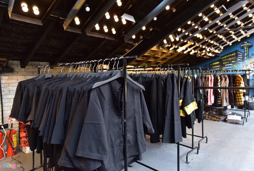 Bên cạnh đó, nơi đây còn có các cửa hàng kinh doanh thời trang.