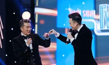 Có thể thấy, Đàm Vĩnh Hưng và Dương Triệu Vũ thường công khai dành cho nhau những cử chỉ thân mật. Mới đây, Dương Triệu Vũ đã tặng Mr. Đàm một chiếc nhẫn trên ngón áp út mà anh gọi là nhẫn 'cầu hồn' trong một chương trình truyền hình.