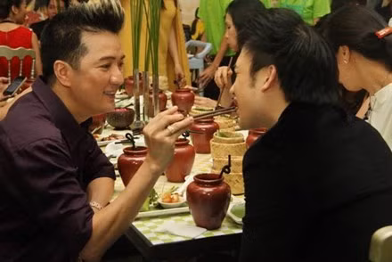 Trong một lần đi ăn tiệc, Đàm Vĩnh Hưng đã gắp thức ăn cho Dương Triệu Vũ rất tình cảm. Bên cạnh đó, Đàm Vĩnh Hưng còn tiết lộ, anh và Dương Triệu Vũ sống chung nhà.