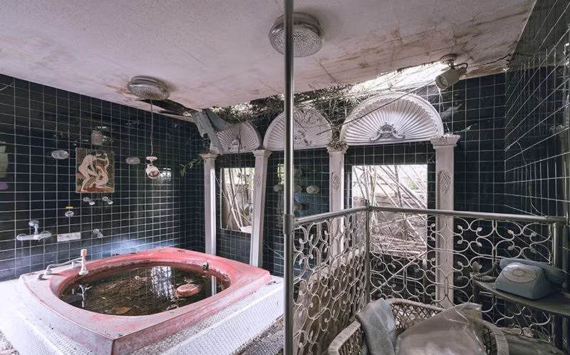 Fuurin từng đón rất đông khách nhưng cuối cùng đã bị bỏ hoang bởi lời đồn về sự xuất hiện của ma quỷ trong khách sạn.