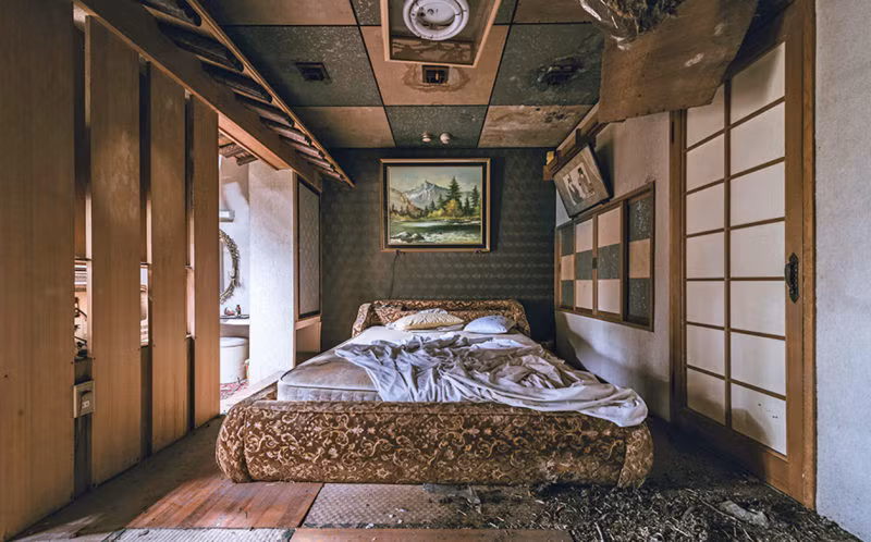 Mọi đồ vật trong các căn phòng gần như được lưu giữ nguyên vẹn. Tấm ga nhăn nhúm trên giường trong căn phòng này khiến nhiều người có cảm giác nó vừa được sử dụng.