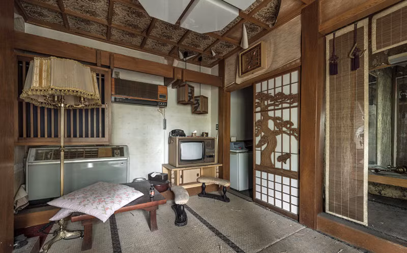 Người dân tránh xây dựng các công trình gần khách sạn vì tin vào sự tồn tại của thế lực huyền bí bên trong. Họ sợ mình có thể bị các thế lực đó quở trách.