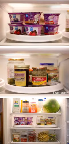 Đặt một khay tròn có bàn xoay trong tủ lạnh sẽ giúp bạn lấy thực phẩm ra để sử dụng một cách dễ dàng.