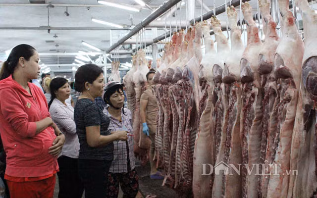 Các tiểu thương lựa chọn mặt hàng ngay khi heo lên "dậu".