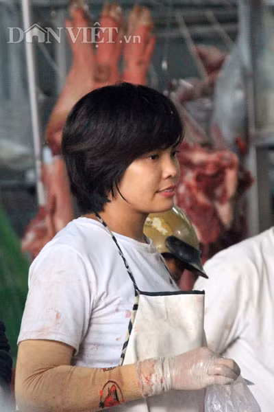 Mỗi người mỗi việc, từ ly café bên giấc ngủ chập chờn đến những ánh mắt thâu đêm, không phút nào chợ này ngừng rôm rả.