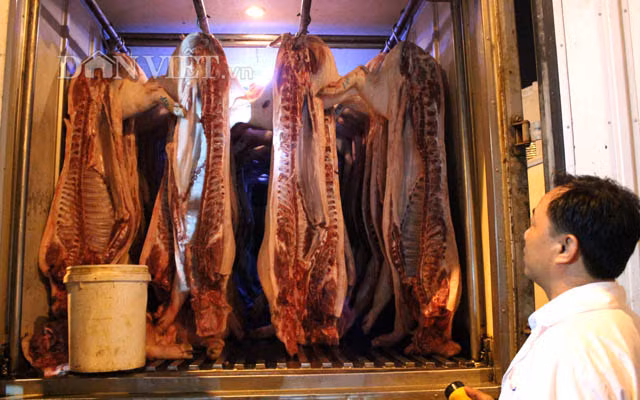 Việc thực hiện đeo vòng truy xuất là chương trình lớn của thành phố. Chợ Hóc Môn hoạt động rôm rả từ 1 giờ đến 8 giờ sáng thì họ cũng theo sát kiểm tra từng chuyến xe nhập hàng về.