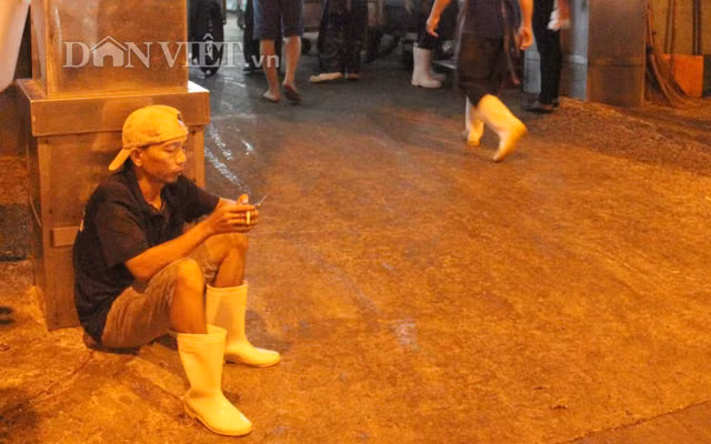 Những người thợ tranh thủ nghỉ ngơi giữa giờ làm.