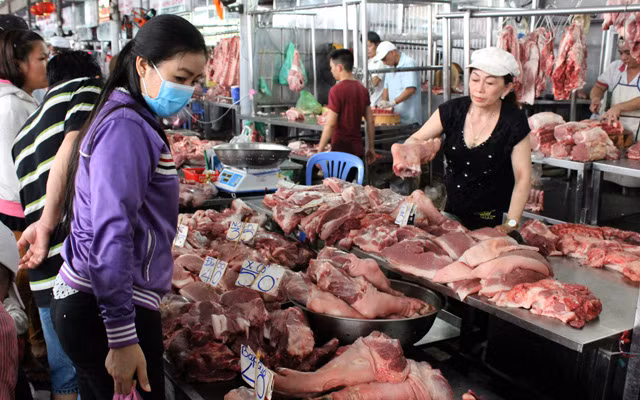 Ngoài khu pha lóc, sau khi kết thúc đơn hàng cho các hợp đồng, mối quen, chợ lẻ…, thịt được bán cho người dân trực tiếp đến chợ, tất nhiên giá sẽ thấp hơn mua ở chợ lẻ hay trong siêu thị.