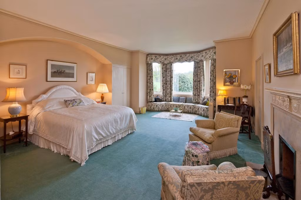 Căn biệt thự của vợ chồng Beck - Vic có tổng cộng 10 phòng ngủ, 6 phòng tắm, xung quanh là 13 tòa nhà phụ cận.