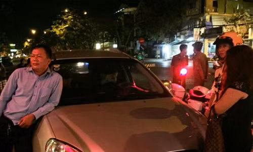 Nua dem nho ban gai moi CSGT vao... khach san lam viec