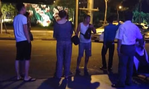 Doi pho voi khach du lich Trung Quoc vo cung kho khan